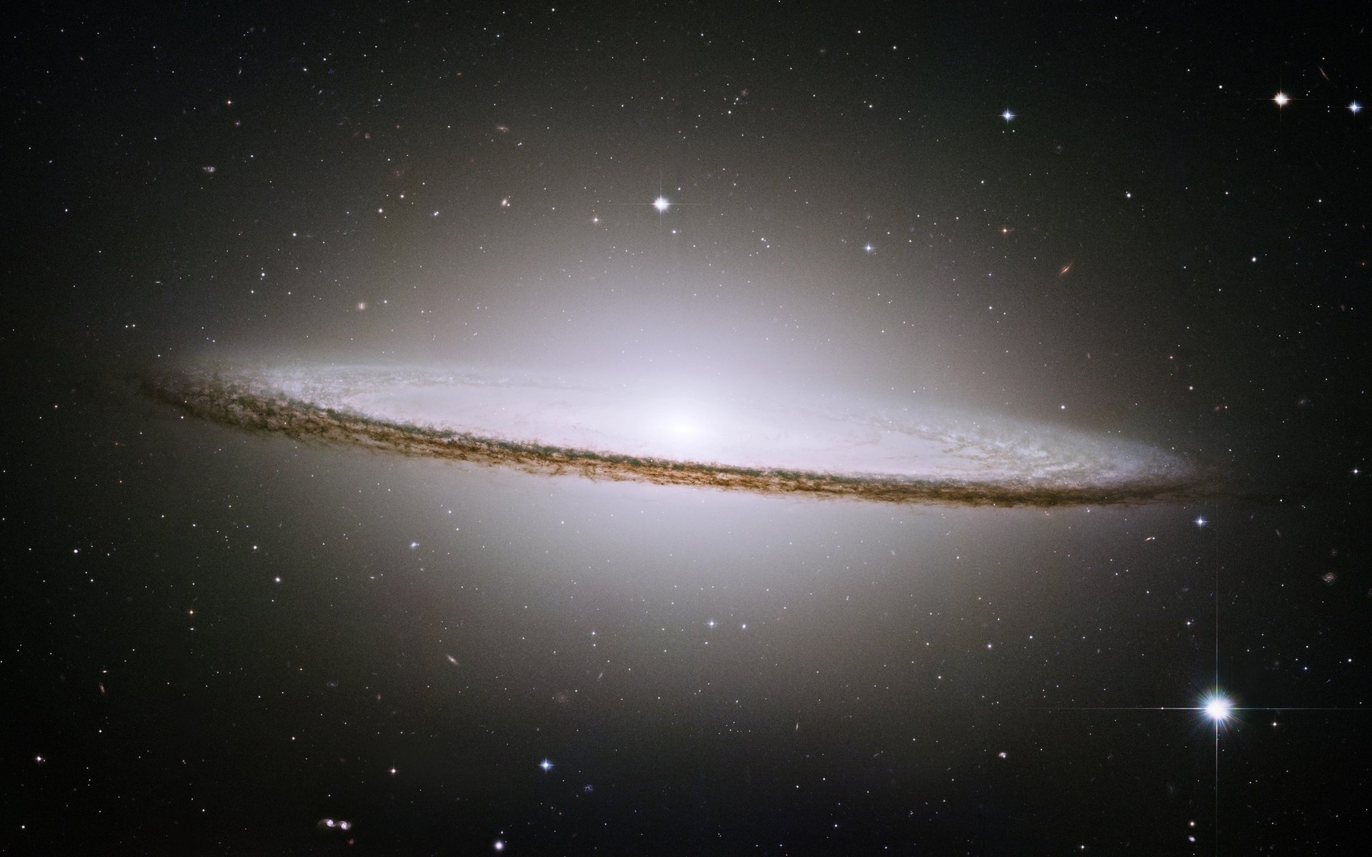 vlt m104 sombrero ngc 4594 messier sombrero galaxie galaxy messier materie universum raum weltraum sterne nebel licht himmel