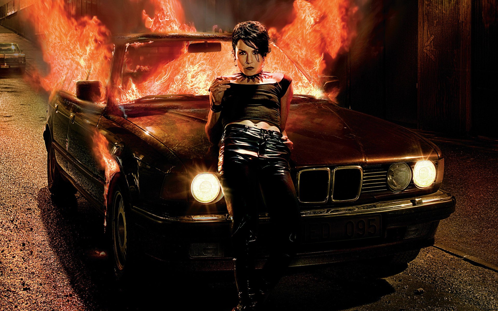 mädchen das mit dem feuer gespielt hat noomi rapas e32 bmw bmw feuer mädchen model mädchen blick autos autos auto transport kino filme flamme licht scheinwerfer seven 7er kraftfahrzeuge frauen