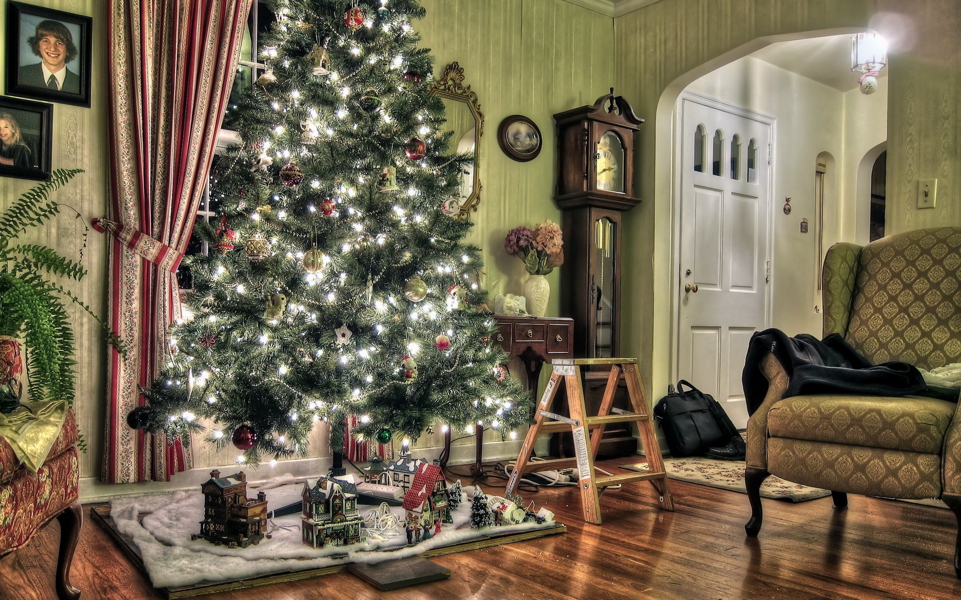 fiori nuovo anno albero di natale vacanze natale luci decorazioni palle giocattoli di natale divano camera interni comfort orologio ritratto perline ghirlanda tinsel vaso decorazioni natalizie