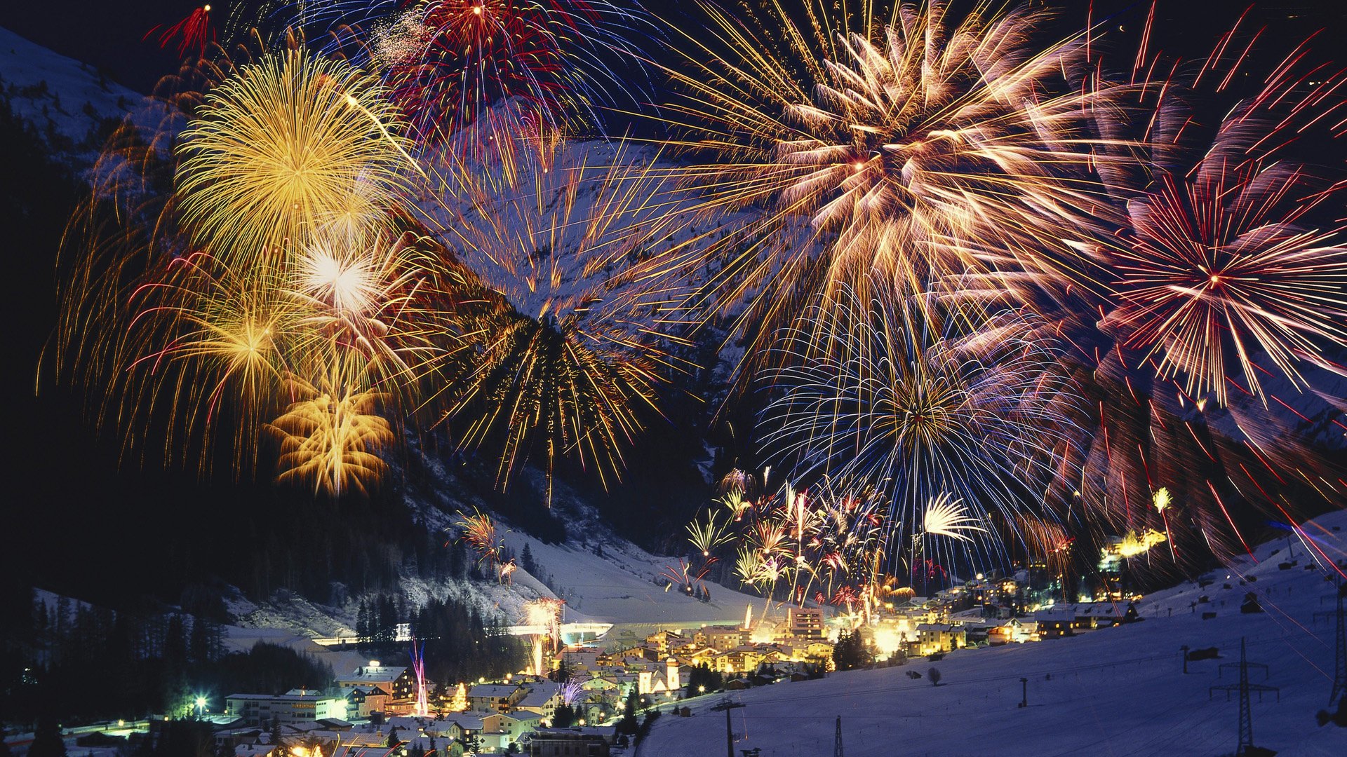 saludo noche montañas invierno nieve año nuevo vacaciones río ciudad costera fuegos artificiales árboles bosque hermoso luces chispas luces de la ciudad cielo nocturno