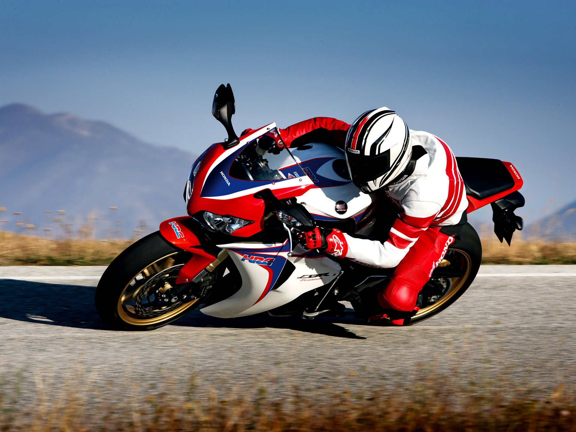 honda fireblade cbr1000rr 2010 honda fireblade sport bike motorcycle moto pilot helmet speed motorbike hi-tech bike sport motorsport racing men motor transport