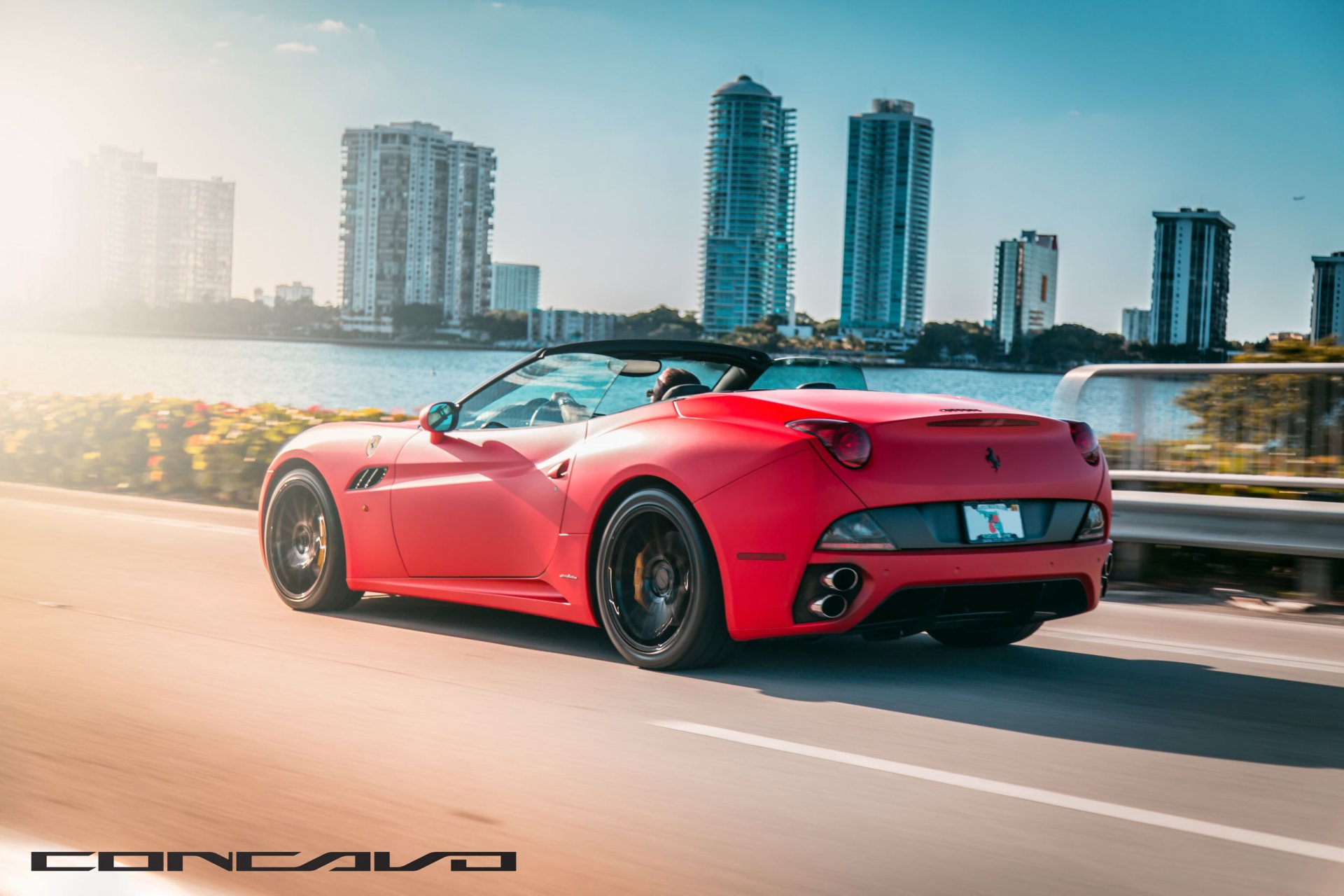 concavo ruedas auto coche ferrari california rojo mate agua