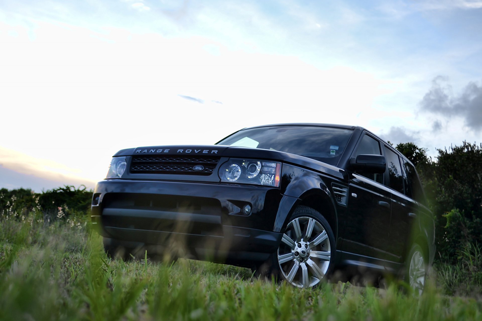 land rover range rover sport negro frente hierba cielo árbol range rover land rover deporte árboles