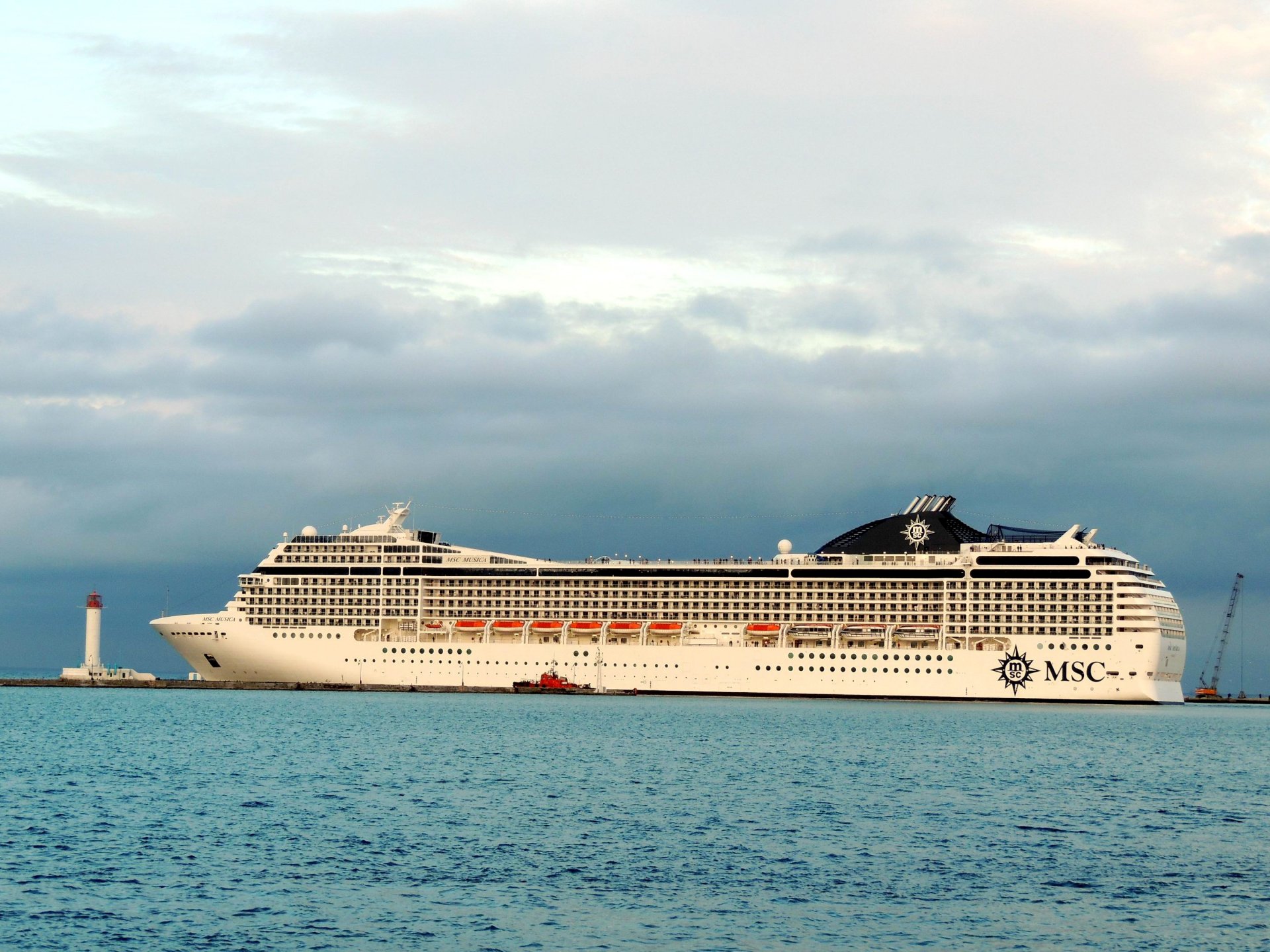 odessa hafen msc musica kreuzfahrtschiff schlepper maulwurf leuchtturm himmel wolken