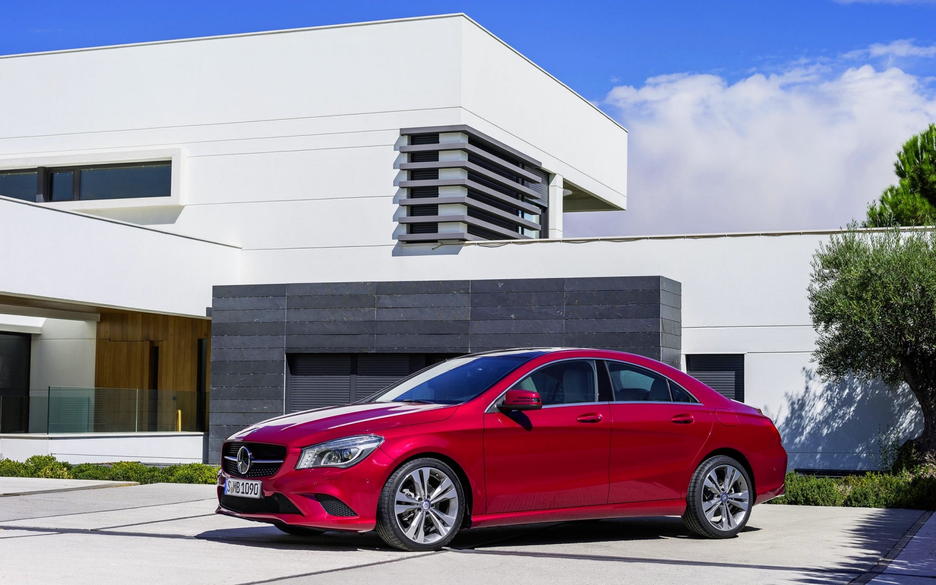 mercedes-benz cla clase auto sedán rojo edificio día