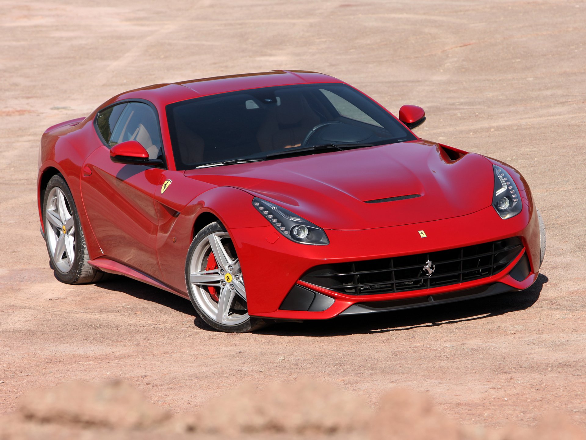 ferrari f12 berlinetta vorderansicht sand