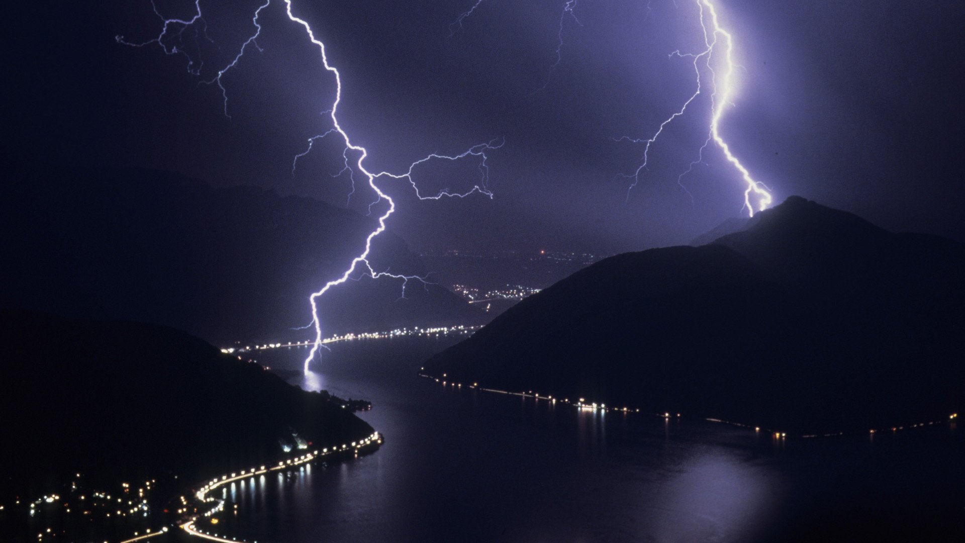 bellezza notturna fiume tortuoso fulmine temporale città fiume cielo notte luci montagne gradi paesaggio elemento natura superficie liscia acqua cielo notturno luci della città