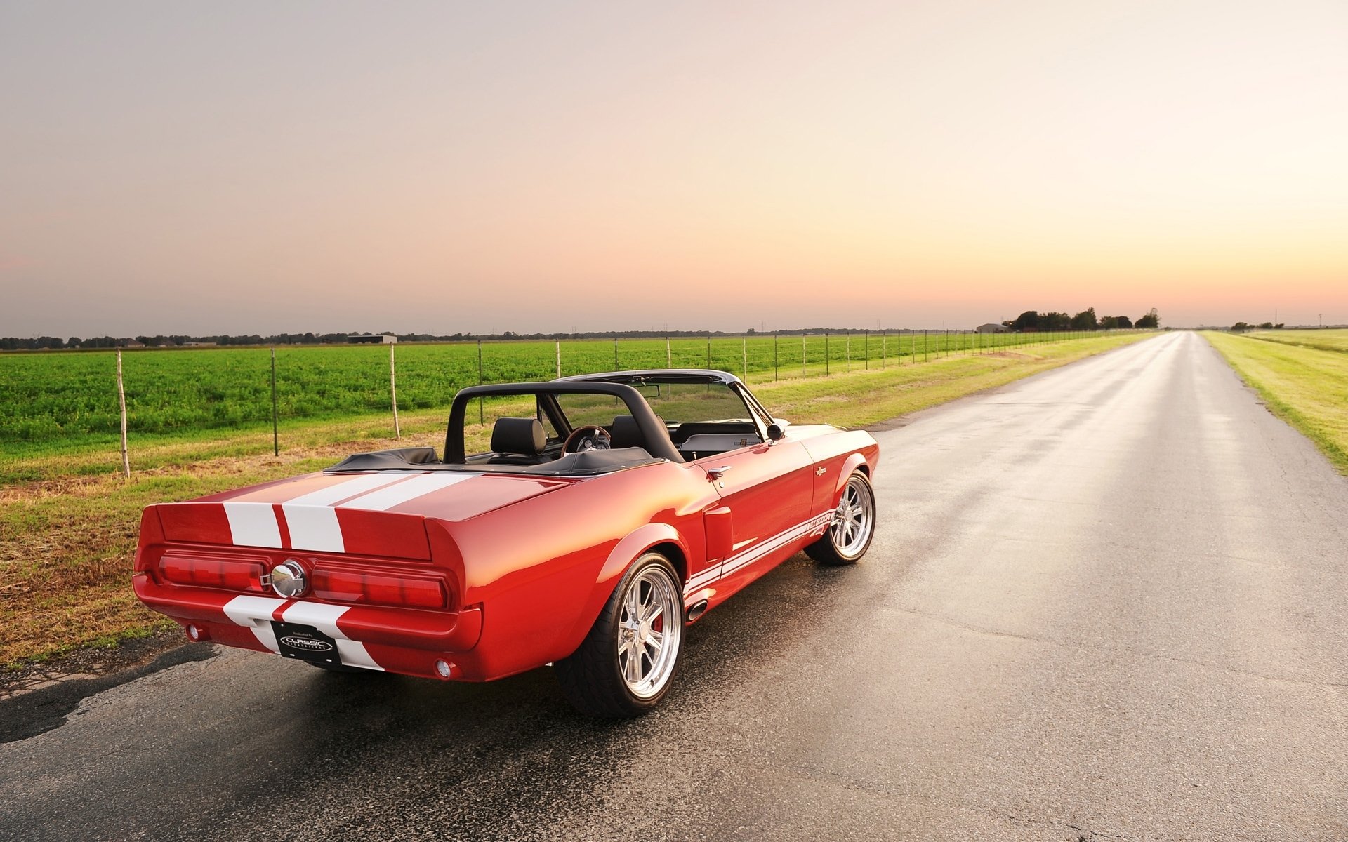 classic recreations ford mustang shelby gt 500cr kabriolet widok z tyłu tuning czerwony paski droga pole niebo