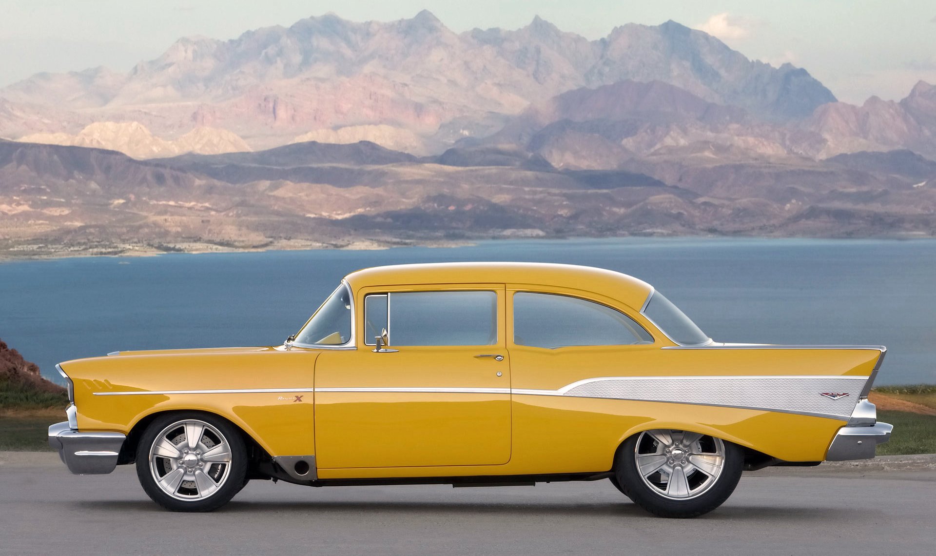 chevrolet proyecto de coche retro amarillo vista lateral montañas lago día