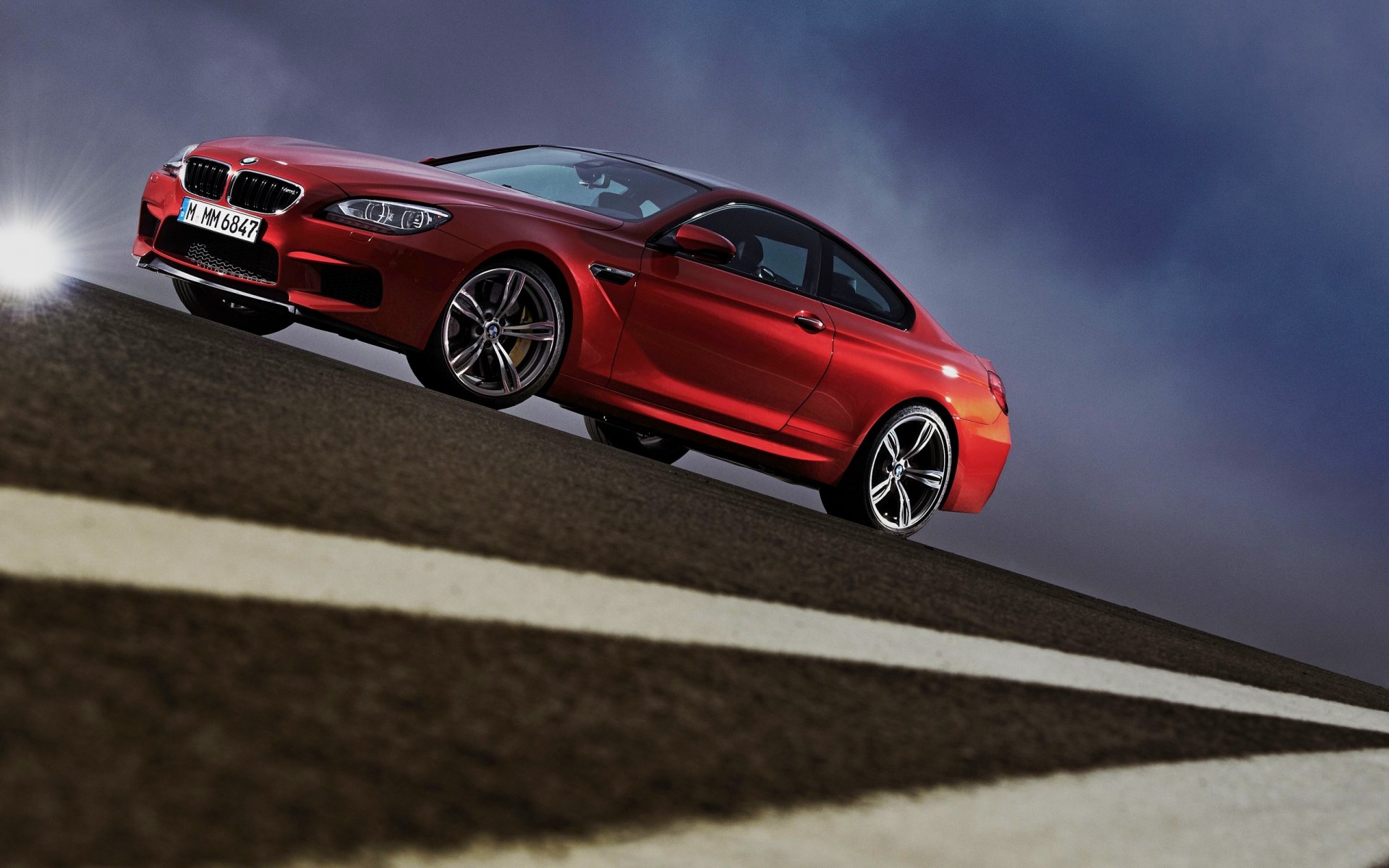 bmw m6 купе купэ красный вид сбоку асфальт небо блик вечер