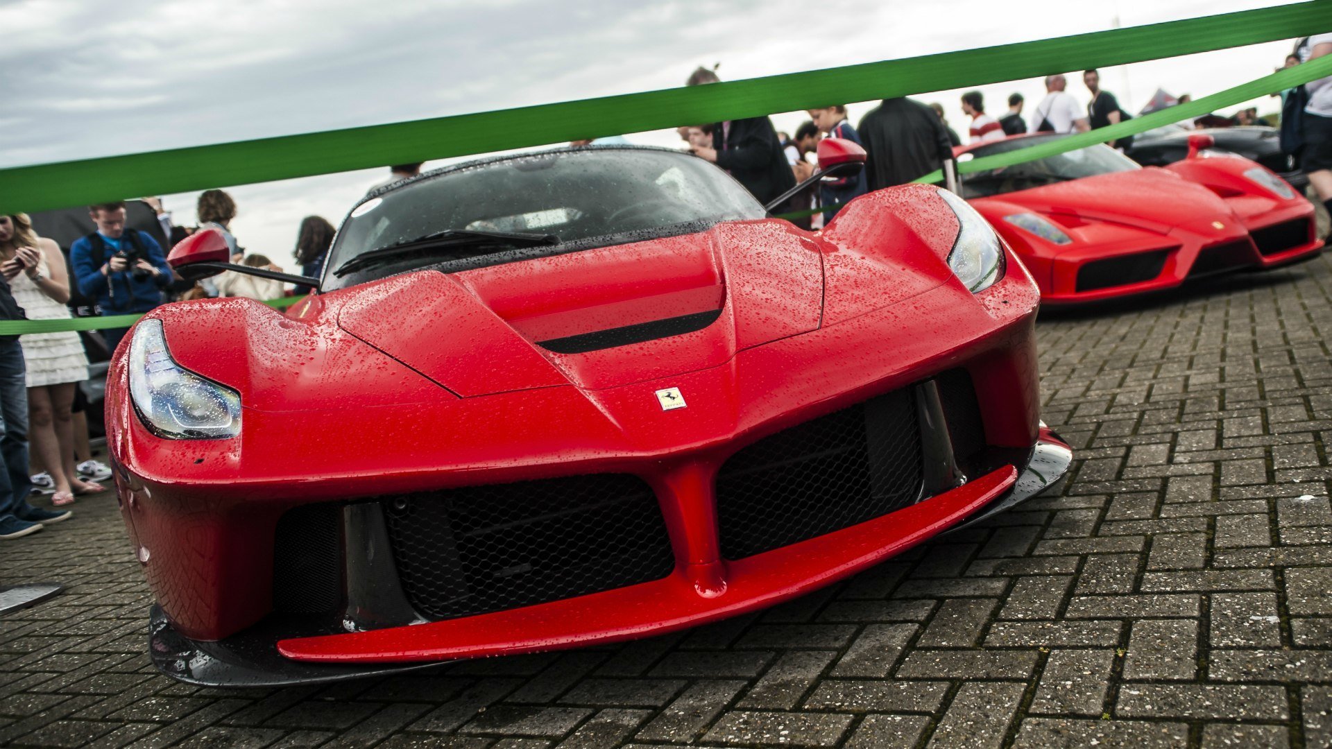 supersportwagen ferrari ferrari laferrari enzo rot stadt platz menschen ausstellung salon regen tropfen wetter rot mann innenraum