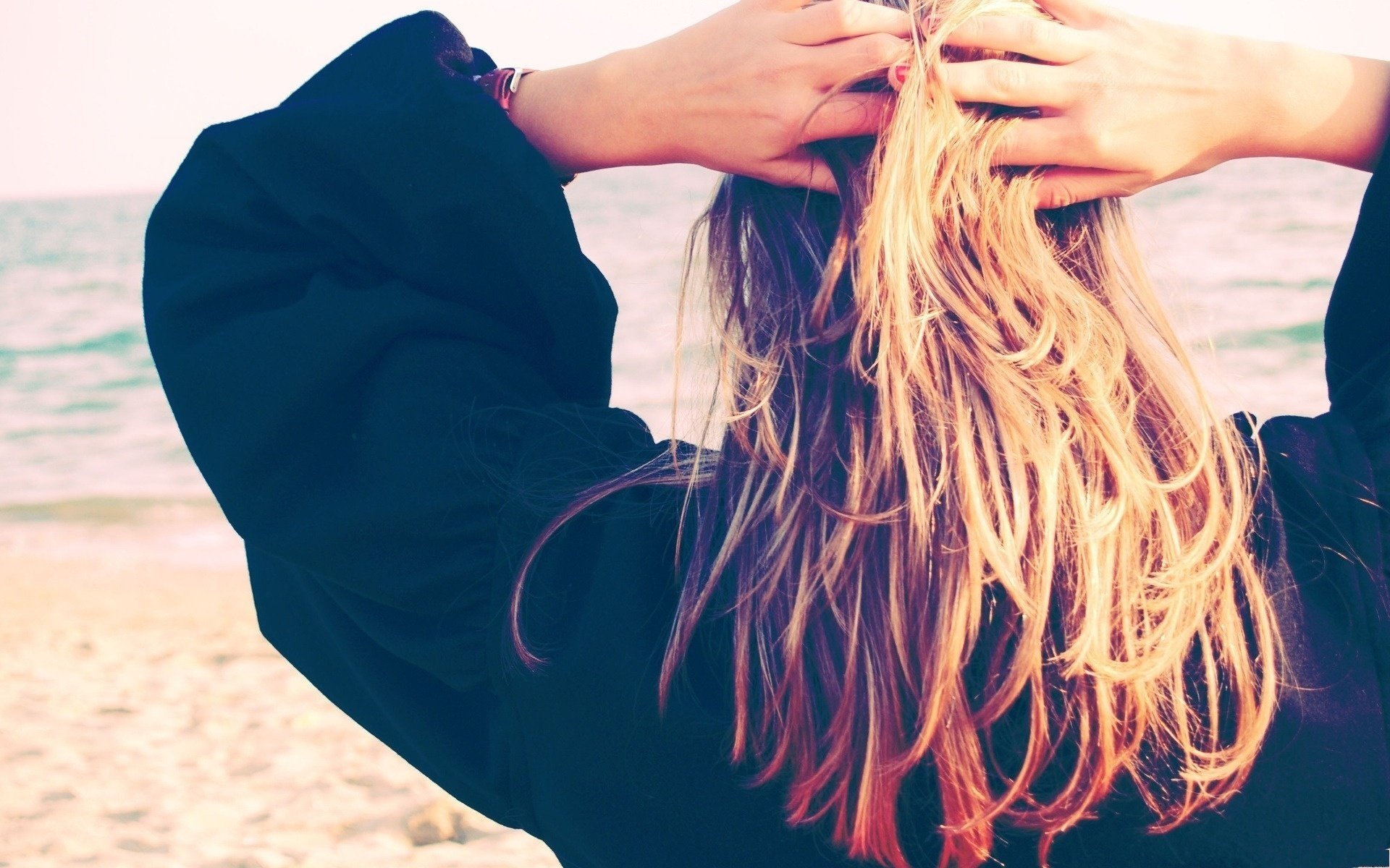 cook ket ragazza bionda capelli mani vista posteriore spiaggia natura spiaggia umore donne