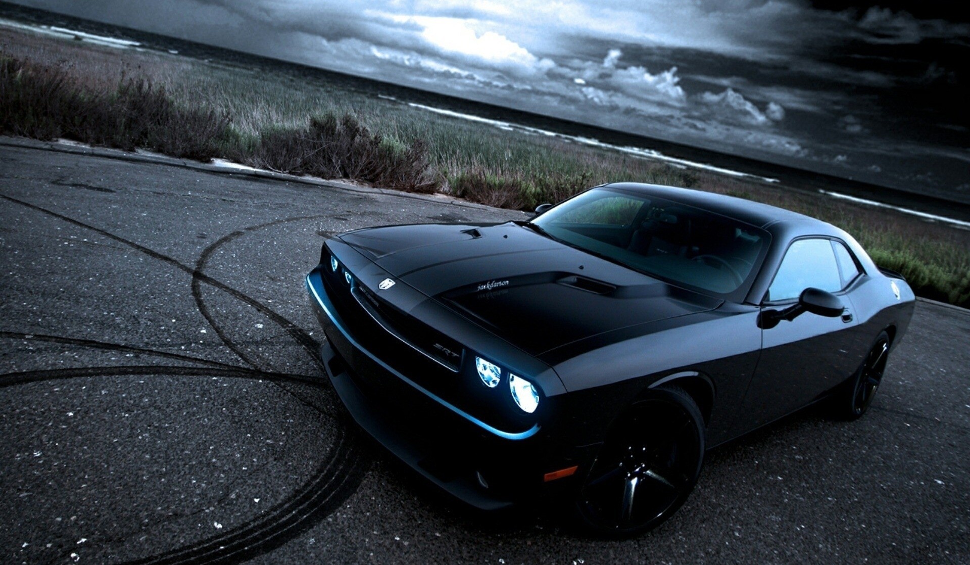 серый автомобиль dodge challenger дорога