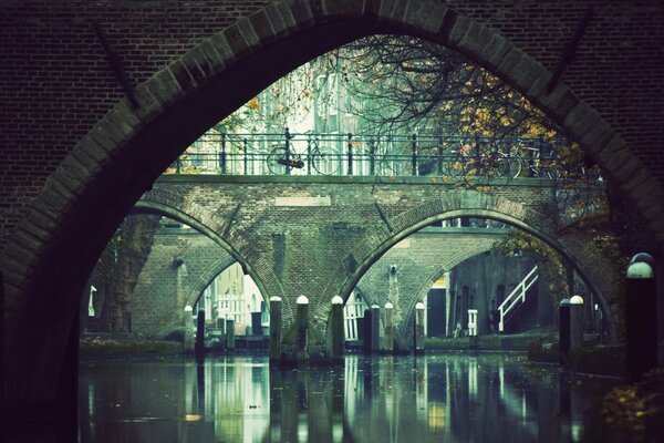 A quiet autumn among the bridges of the city