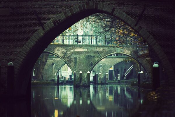 Ponte con una bicicletta sul fiume