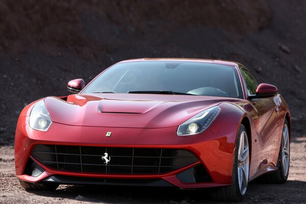 Primo piano di una ferrari rossa sulla strada