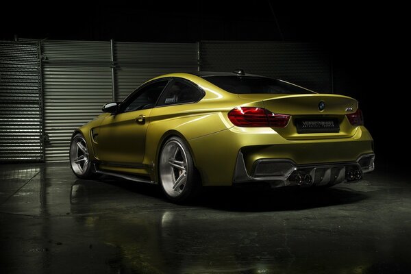 Forma aerodinámica coche bmw color amarillo