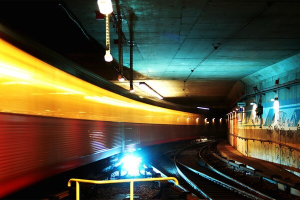 Túnel del metro en las luces