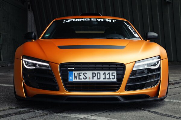 Coche naranja marca audi con vista frontal