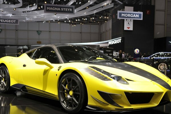 Bella ferrari al Salone dell auto sul podio