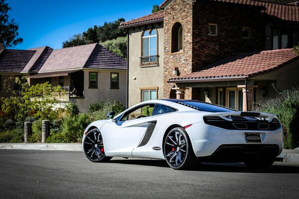 Supercar tuning mclaren mp4-12C dans les rues de la ville