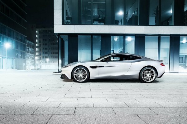 Auto Aston Martin nel mezzo della città notturna