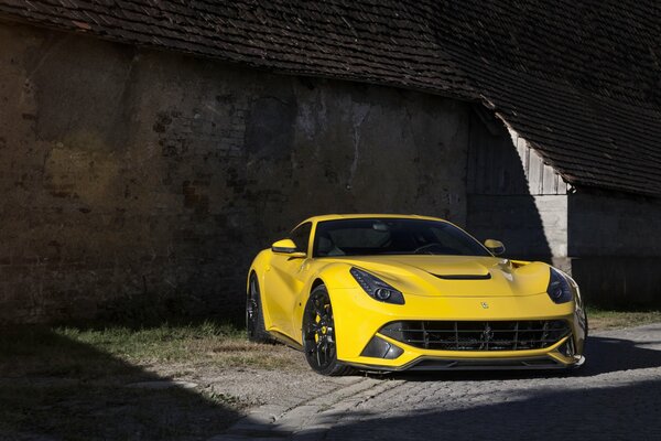 Ferari de couleur jaune novitek