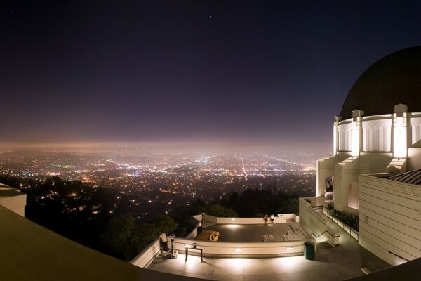 Panorama de la ville nocturne de la hauteur