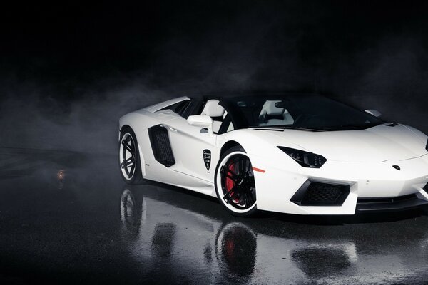 Coche Lamborghini aventador en un hermoso fondo negro