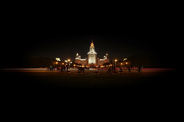 Moscou MSU la nuit dans les lumières