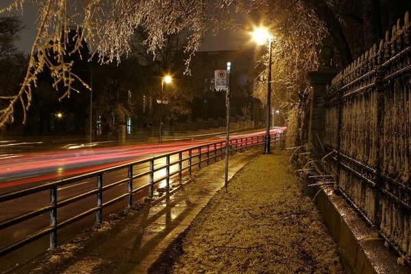 Ciudad nocturna. Acera por la noche