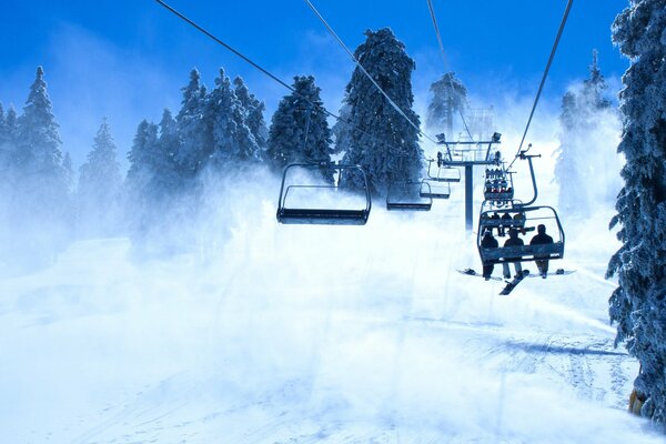 Subida de snowboarders a la montaña Nevada