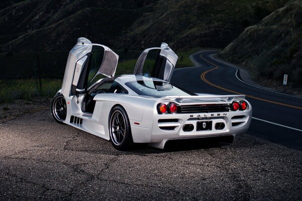 Saleen 7 blanco con puertas abiertas