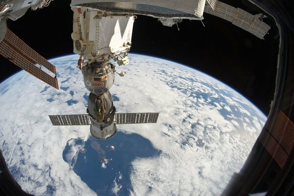 Sojus-Station auf dem Hintergrund des Planeten Erde im offenen Raum