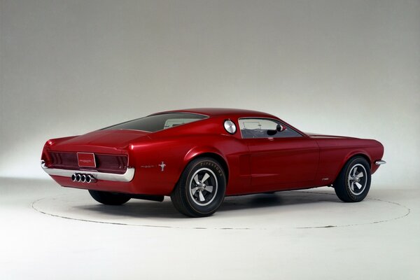 Mustang rouge sur une plate-forme blanche