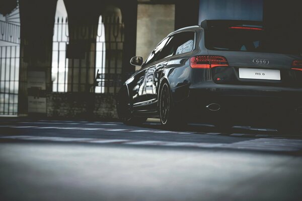 Audi sur la route de la ville du soir