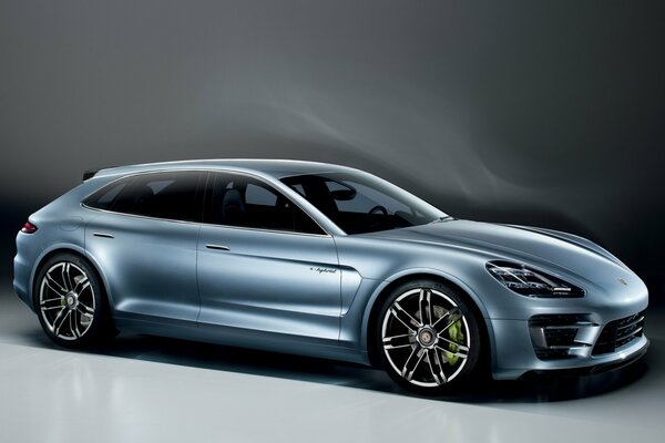 Nouveau concept de sport porsche panamera sur fond gris