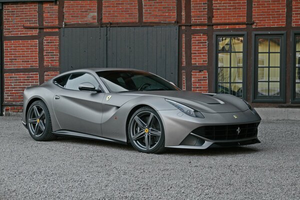 Der graue Supersportwagen Ferrari Berlinetta