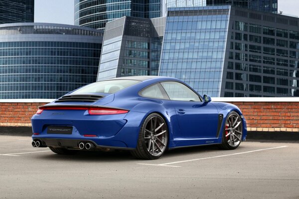 El Porshe Carrera 911 Stinger azul se encuentra en el piso superior de un estacionamiento de varios niveles