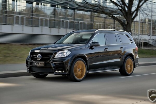 SUV-Auto auf der Stadtstraße