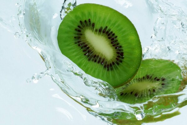 Gajos de kiwi en movimiento en el agua