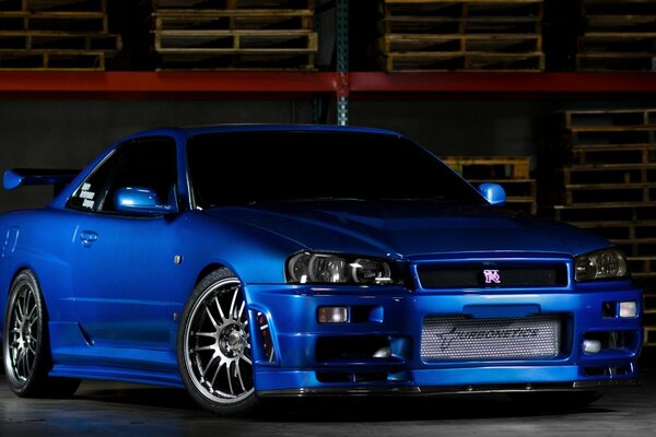 Blau getunte nissan Skyline