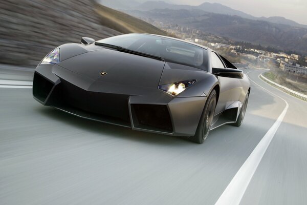 Lamborghini, ville à Dali derrière le dos, vitesse, montagnes, piste avec la ville, capot