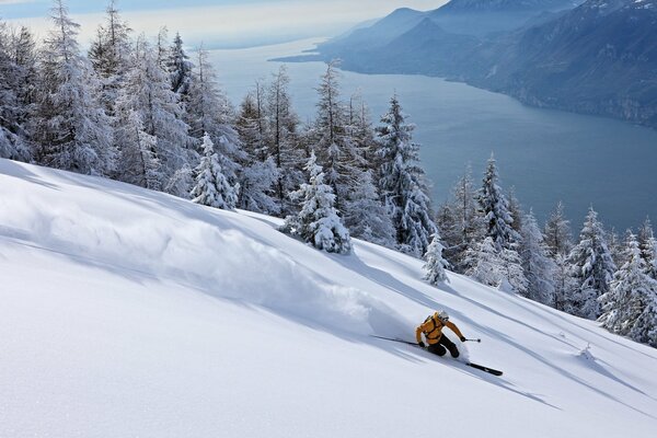 Abstieg eines Skifahrers von einem extremen Berg