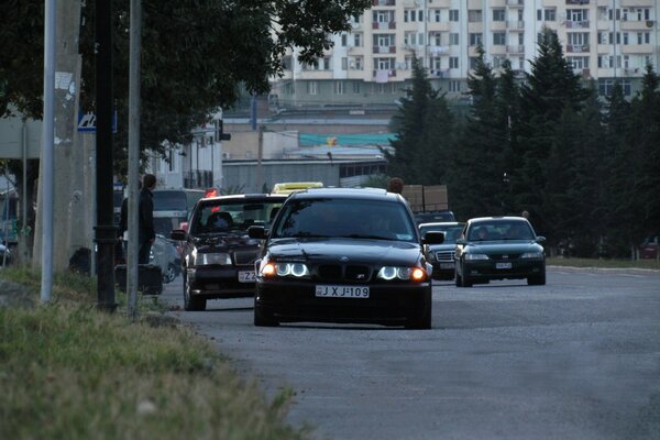 Le auto nere guidano sulla strada