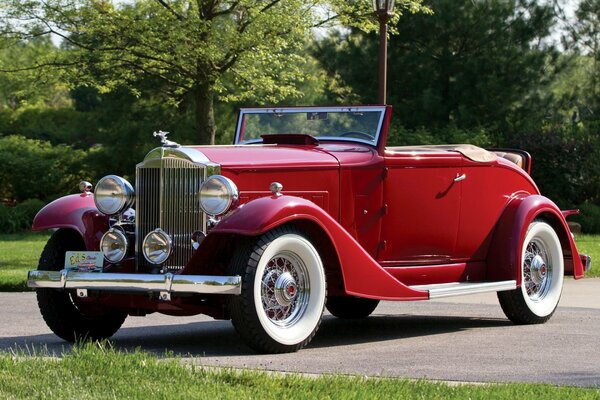 Packard rojo cerca de los árboles