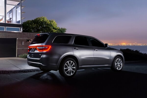 Dodge Durango con vista a la ciudad nocturna