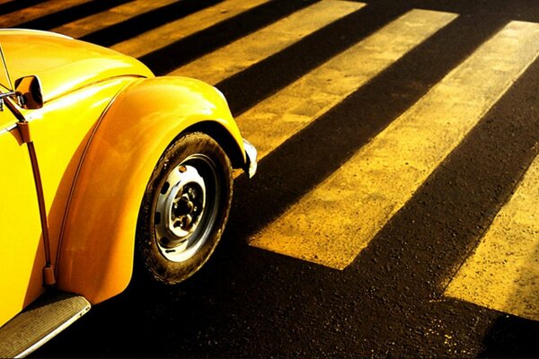 Coche amarillo en la carretera