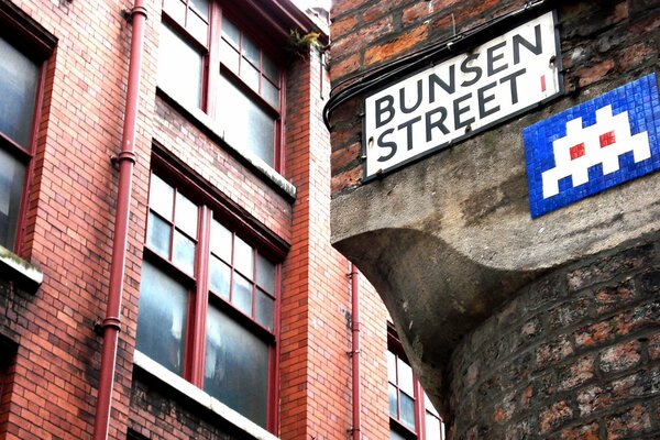 Schild mit Straßennamen am Gebäude