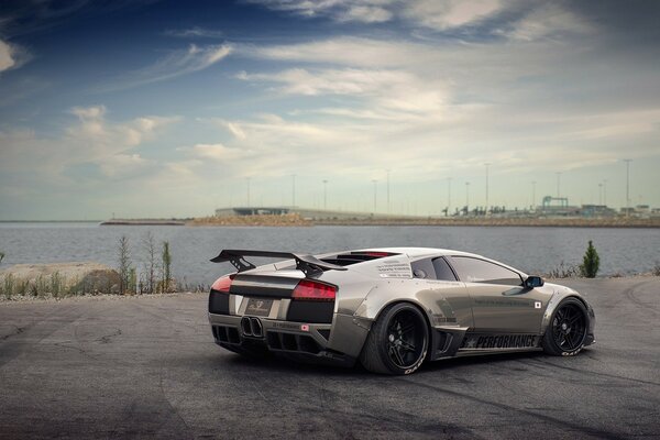 Lambo silbernes Auto mit Tunnelzug